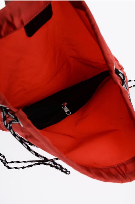 Enfärgad nylonryggsäck med dragsko och monogram i rött - Image 4