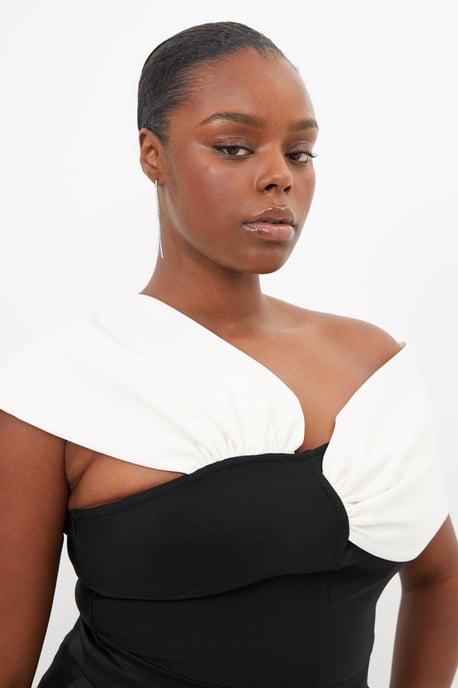 Plus Size Figure Form Bandage Knit Asymmetric Strap Top - Image 2