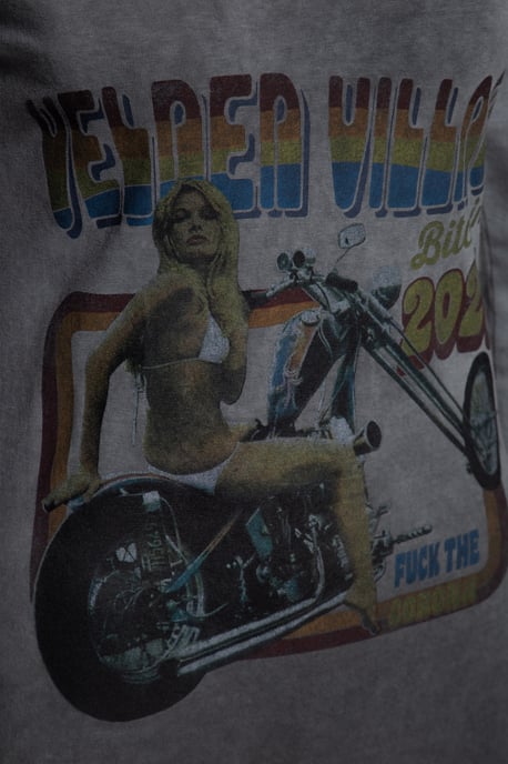 Queen Kerosin Damen Slim Fit Longsleeve mit Retro-Print und Oilwash-Effekt Velden Village 2020 anthrazit - Image 3