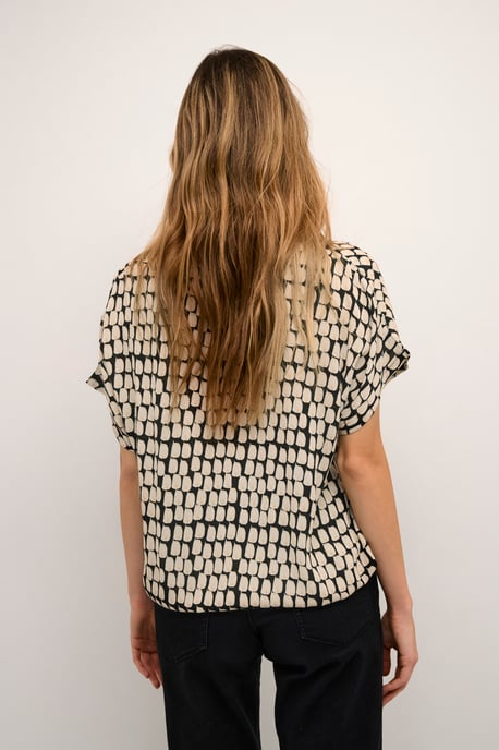 Blouse with short sleeve Relaxed fit Black_Sand Graphic Dot - Image 3