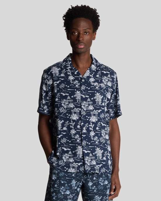 Lyle & Scott Botanisk Trädgårdstryck Resortskjorta - Mörk Marinblå - Image 1