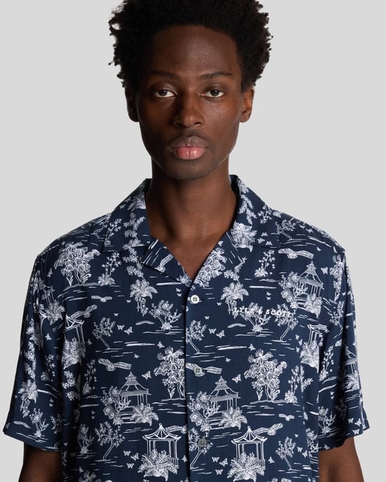 Lyle & Scott Botanisk Trädgårdstryck Resortskjorta - Mörk Marinblå - Image 4