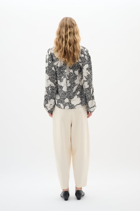Blouse with long sleeve Relaxed fit GraphicFlower Black/PowderBeig - Image 3