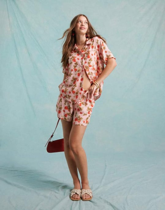Miss Selfridge linen look pull on runner short in strawberry floral co ord - Image 1