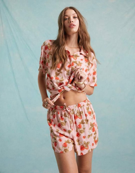 Miss Selfridge linen look pull on runner short in strawberry floral co ord - Image 2