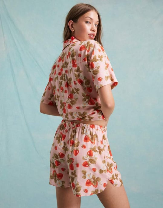 Miss Selfridge linen look pull on runner short in strawberry floral co ord - Image 4