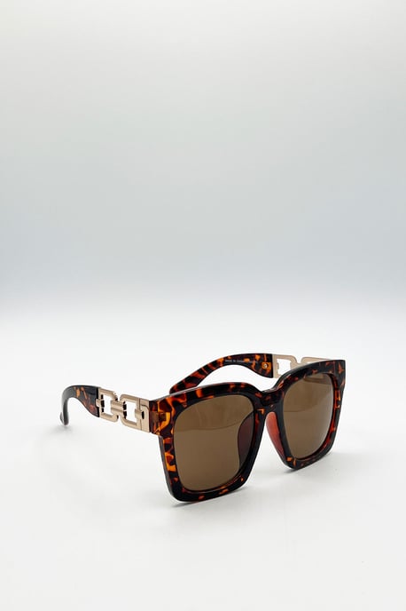 Oversized Sunglasses with Gold Chain Detail - Image 3