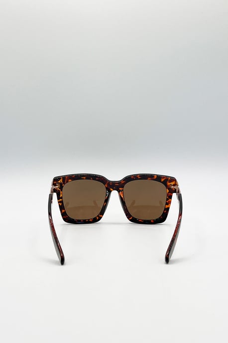 Oversized Sunglasses with Gold Chain Detail - Image 4