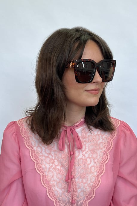 Oversized Sunglasses with Gold Chain Detail - Image 5