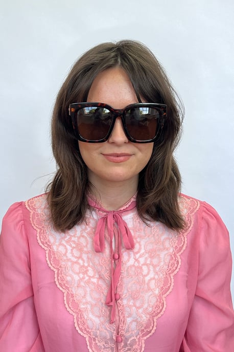 Oversized Sunglasses with Gold Chain Detail - Image 6