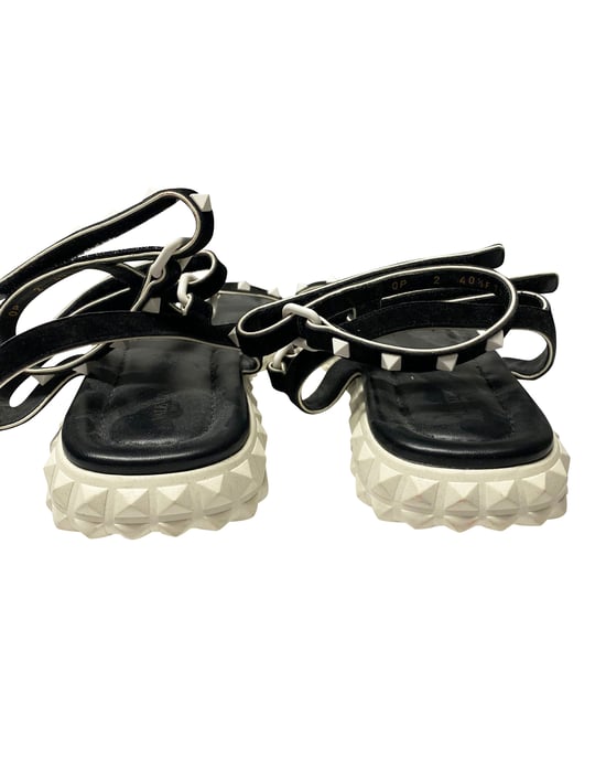 Valentino Garavani Rockstud Enkelsandalen met Platte Zool in Zwart Suède - Image 4