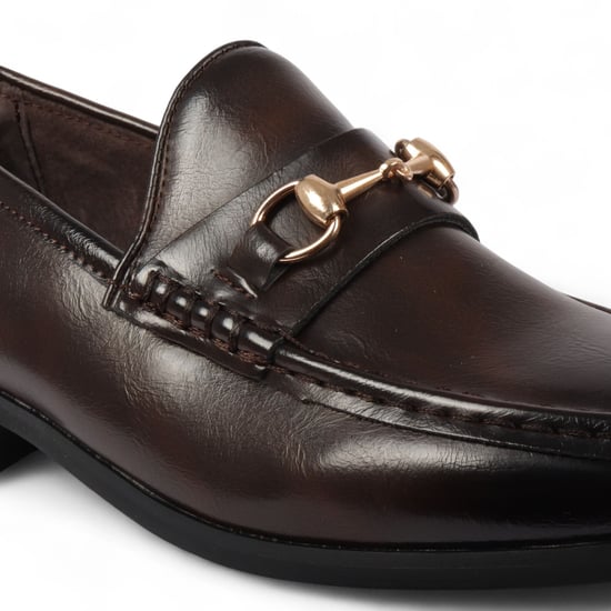 Herrbruna loafers med guldspänne och eleganta slip-on-skor - Image 3