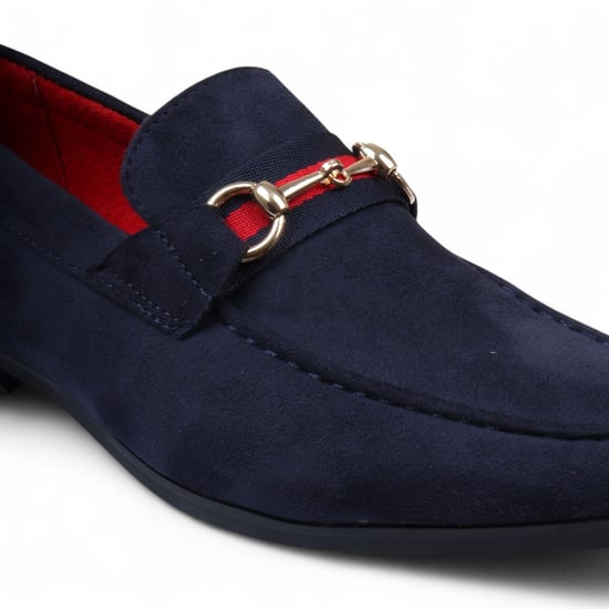 Marinblå mockaloafers med guldfärgat spänne för män, slip-on, finskor - Image 4
