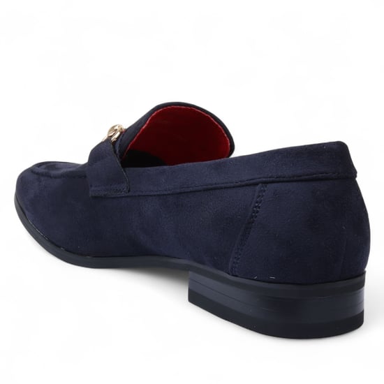 Marinblå mockaloafers med guldfärgat spänne för män, slip-on, finskor - Image 5