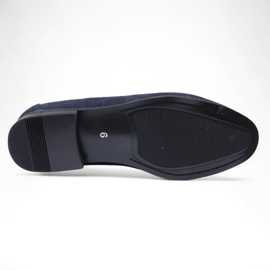 Marinblå mockaloafers med guldfärgat spänne för män, slip-on, finskor - Image 6