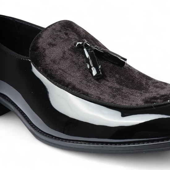 Svarta herrloafers med tofsar i sammet för formella lackskor - Image 5