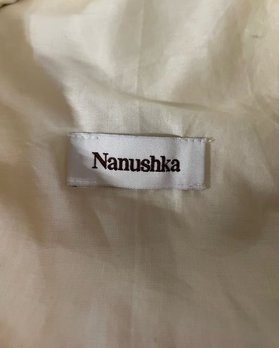 Nanushka Tarone Basker i Krämfärgat Veganskt Läder - Image 6