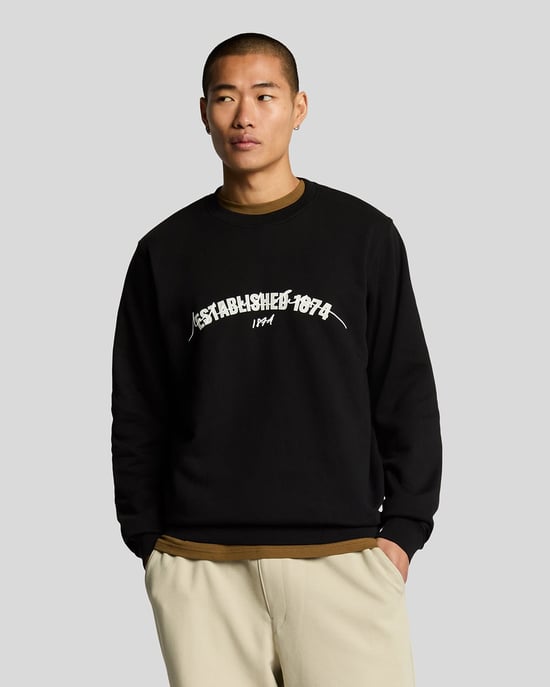 Lyle & Scott Etablerad 1874 Graphic Rund Halsad Tröja - Jet Black - Image 1
