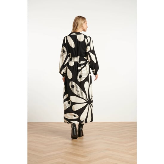 Smashed Lemon Maxi jurk met graffische bloemenprint in zwart en off-white | - Image 4