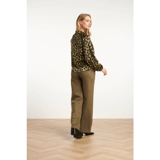 Smashed Lemon Satijnen blouse met luipaardprint en pofmouwen in army en zwart | - Image 3