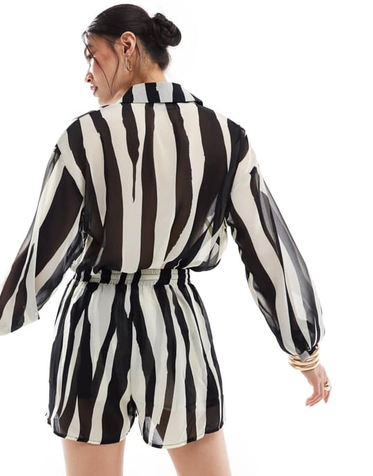 In The Style beach short co-ord in zebra print - Image 4