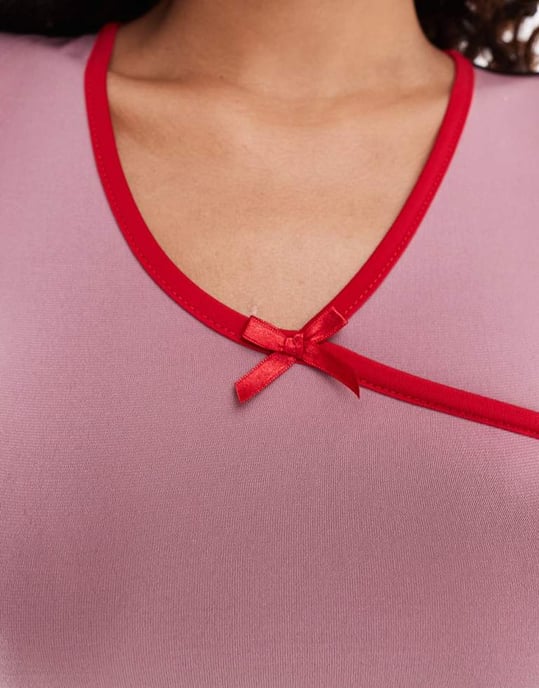 Daisy Street bow cross front contrast jersey top in mauve - Image 3