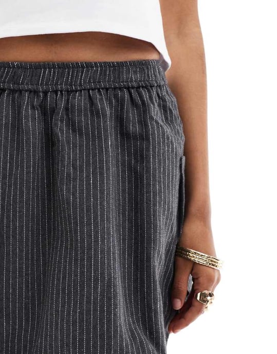 Pieces balloon mini skirt in grey pinstripe - Image 3