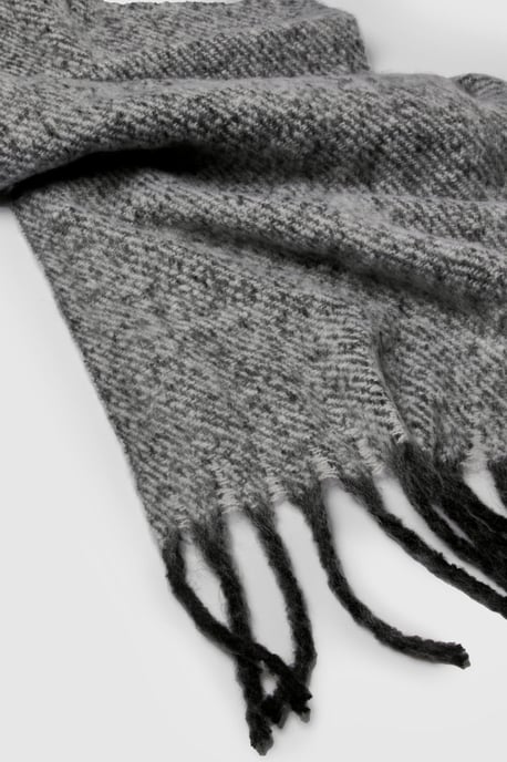 Two Tone Chunky Knitted Scarf - Image 3