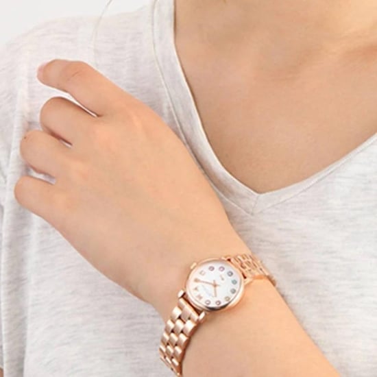 Elegantly Crafted Marc Jacobs MBM3443 Women's Watch in Rose Gold - Image 2
