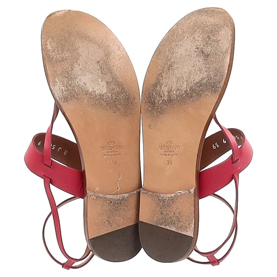 Valentino Garavani Flat Sandalen met T-knop en Enkelband in Roze Leer - Image 6