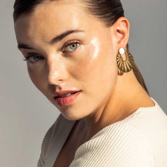 Luxenter earrings in white mother of pearl finished in 18K yellow gold - Elbi - Image 2