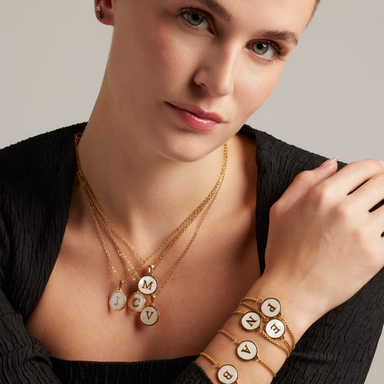 Luxenter collier in wit parelmoer afgewerkt in 18K geel goud - Alfabet - Image 2