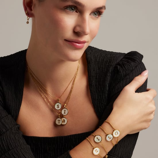 Luxenter collier in wit parelmoer afgewerkt in 18K geel goud - Alfabet - Image 2