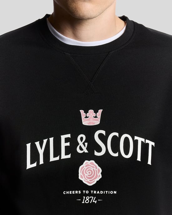 Lyle & Scott Cheers Graphic Crew Neck Sweatshirt - Zwart - Image 3