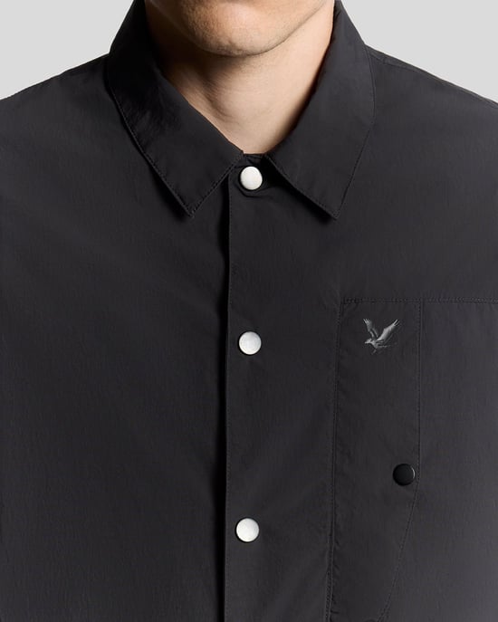 Lyle & Scott Crinkle Nylon Fickskjorta - Svart - Image 3