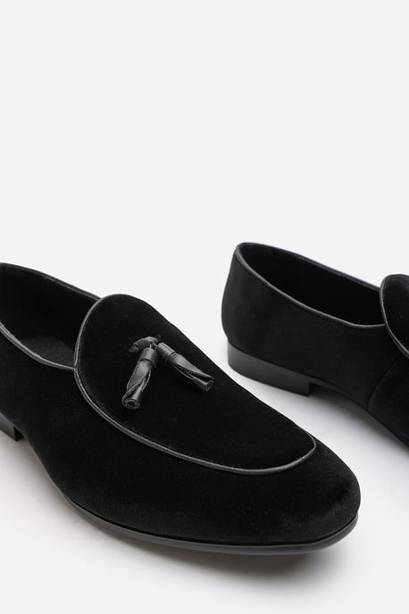 Wheres That From Mens 'Evan' Velvet Tassel Loafer Classic Formal Dress Shoes - Image 5