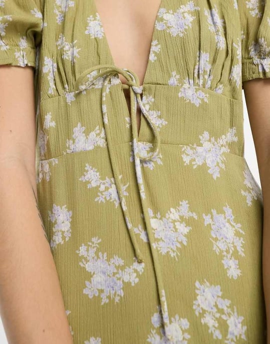 Reclaimed Vintage – Grönt blommigt klänning med knytband framtill - Image 3