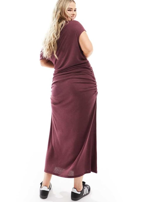 ASOS DESIGN Curve – Vinröd midaxiklänning med asymmetrisk halsringning och rynka - Image 4