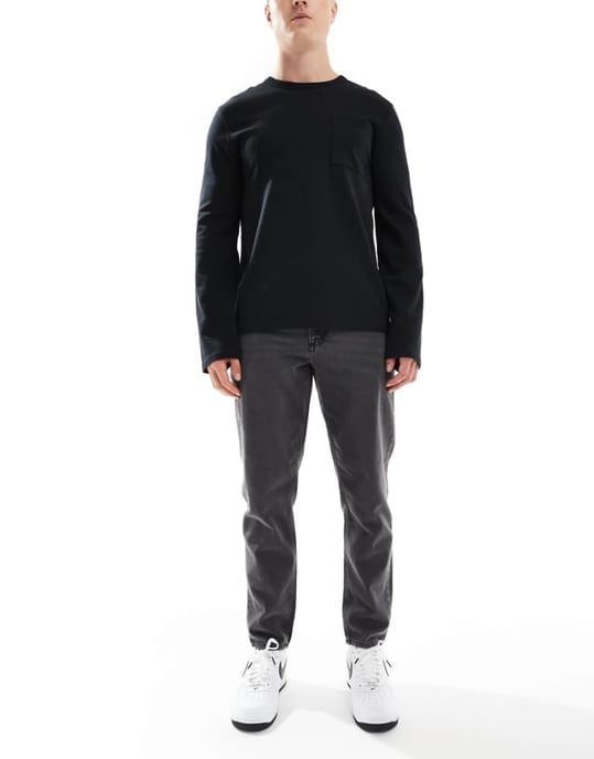 ASOS DESIGN – Svarta, avsmalnande jeans med tvätt - Image 1