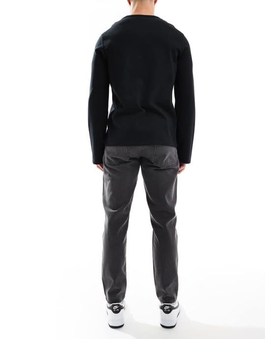ASOS DESIGN – Svarta, avsmalnande jeans med tvätt - Image 2