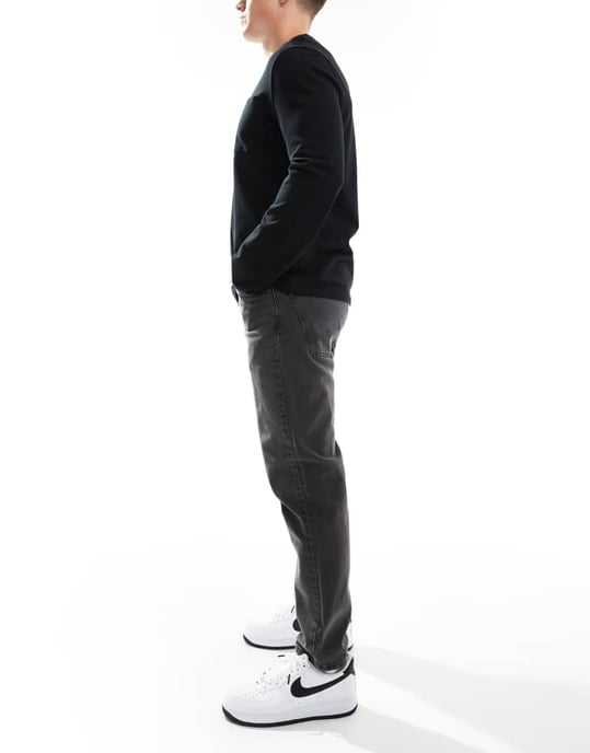 ASOS DESIGN – Svarta, avsmalnande jeans med tvätt - Image 3