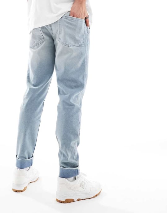 ASOS DESIGN – Mellanblå jeans med avsmalnande passform och uppvikta veck - Image 3