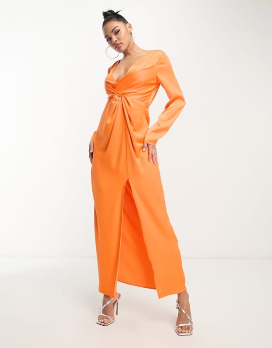 Something New X Klara Hellqvist – Solnedgångsorange maxiklänning i satin med vriden framsida och urringning - Image 4