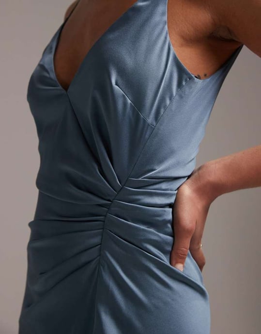 ASOS DESIGN – Mörkblå brudtärneklänning i satin med smala ärmar och drapering - Image 2