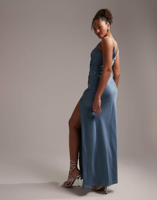 ASOS DESIGN – Mörkblå brudtärneklänning i satin med smala ärmar och drapering - Image 3