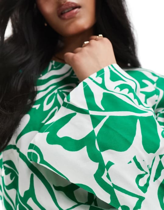 ASOS DESIGN – Grönt tryckt midiklänning i viskos med slitsringning och v-ringning - Image 2