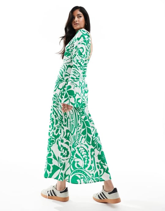 ASOS DESIGN – Grönt tryckt midiklänning i viskos med slitsringning och v-ringning - Image 3