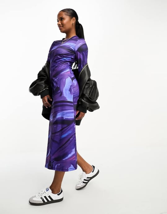 Vero Moda Petite – Blå midiklänning i abstrakt jersey med bodycon-motiv - Image 4