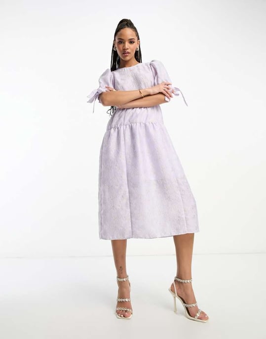 Monki – Lila midiklänning med blommig och skimrande brokaddetaljer och ballongärmar - Image 4