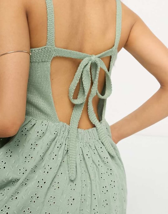ASOS DESIGN Petite – Khakifärgad midiklänning med broderi och stickning - Image 3